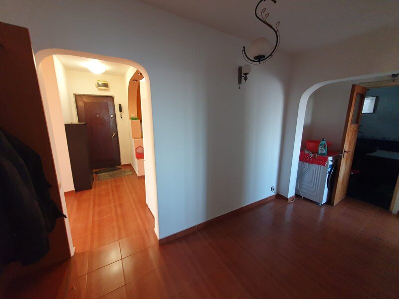Vergului, vis-a-vis de Policlinica Malaxa, proprietar, 4 camere decomandat,