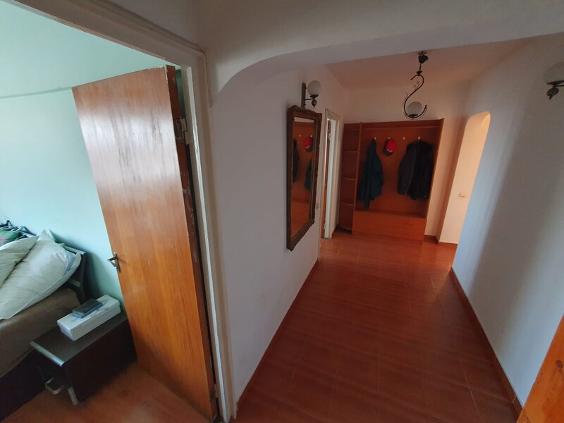 Vergului, vis-a-vis de Policlinica Malaxa, proprietar, 4 camere decomandat,